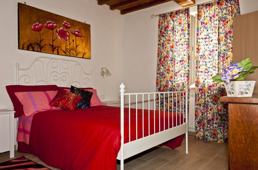 Tana Dell'Orso Hotel Ponsacco Szoba fotó